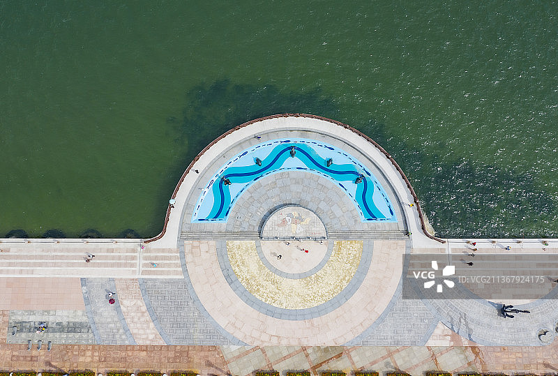 烟台滨海广场位于烟台市芝罘区图片素材