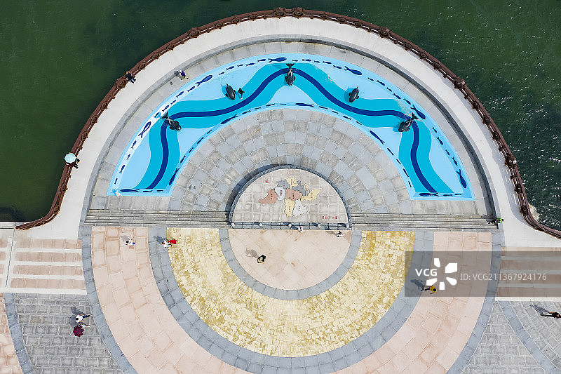 烟台滨海广场位于烟台市芝罘区图片素材