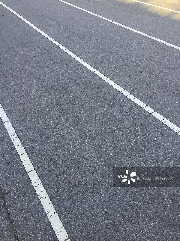 高中学生的旧跑道图片素材