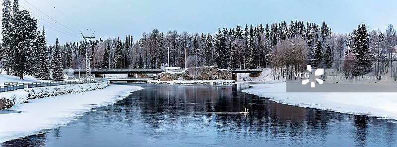 卡亚尼城堡遗址，冬季卡亚尼冰冻湖泊的风景，芬兰图片素材
