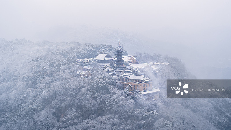 大雪灵岩山图片素材