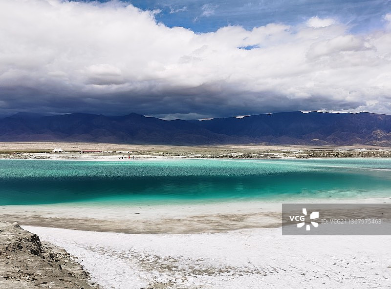 蓝天白云下的海西翡翠湖图片素材