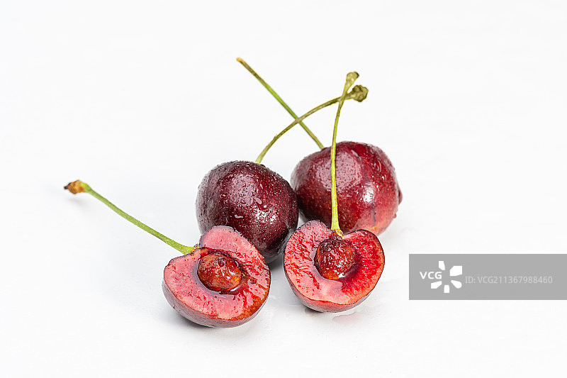 白色背景上的切开的樱桃智利进口车厘子图片素材