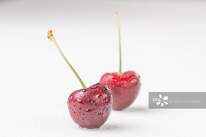 白色背景上的带着水珠的樱桃智利进口车厘子图片素材