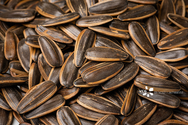 正扣视角拍摄山核桃口味葵花籽图片素材