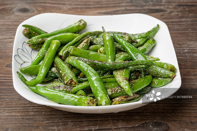 水平画幅倾斜视角拍摄农家桌上的虎皮青椒图片素材