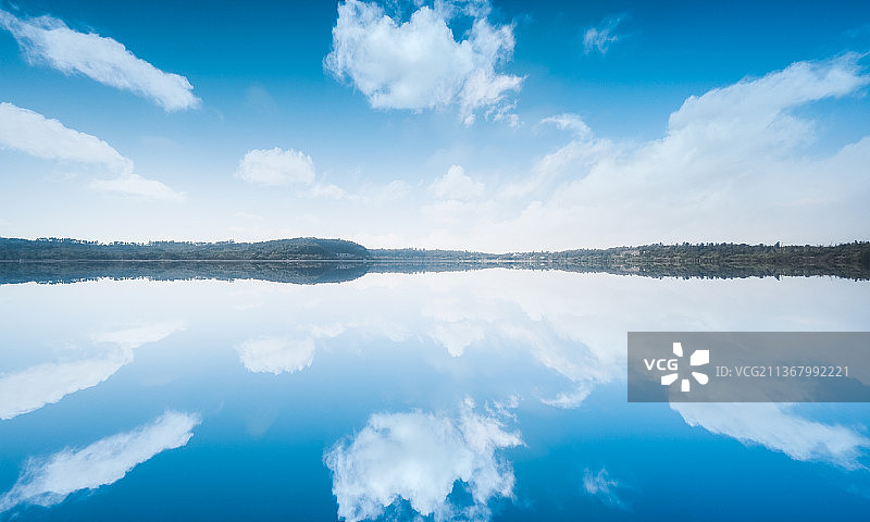 蓝天白云水面倒影图片素材