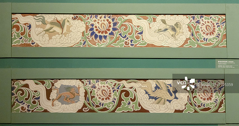 北京故宫敦煌展狮马牡丹和龙凤牡丹纹边饰图片素材