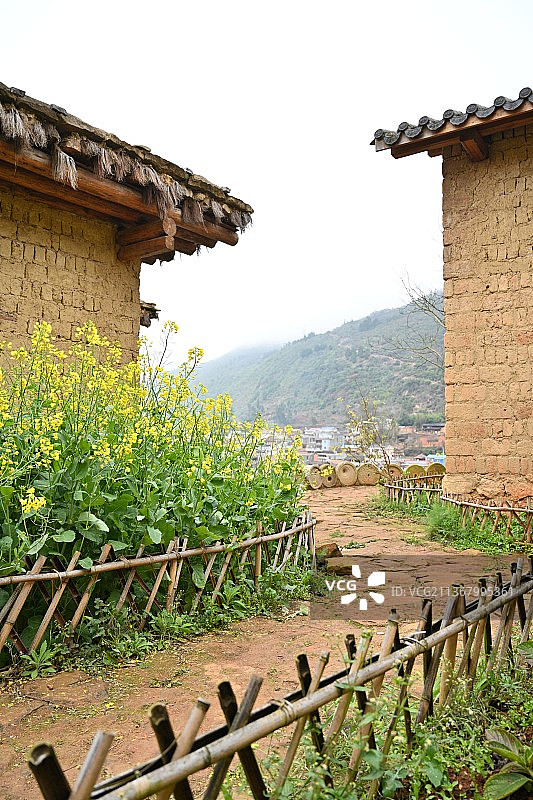 云南红河泸西县的城子古村田园风光图片素材