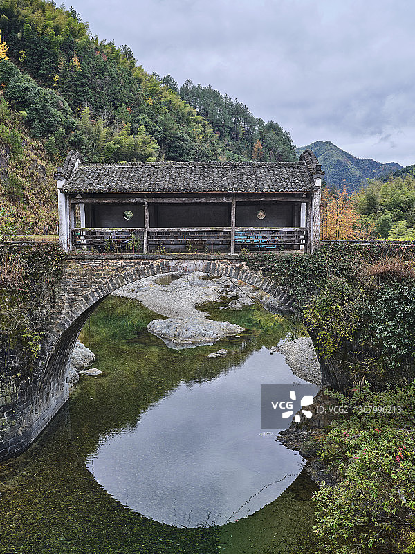 安徽省黄山市休宁县古廊桥风光图片素材