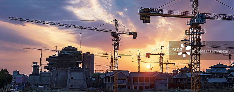 晚霞中的施工现场图片素材