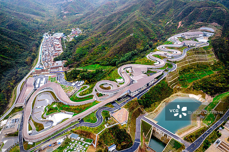 2022北京冬奥会和冬残奥会延庆赛区：国家雪车雪橇中心,无人机航拍，白云从镜头前飘过图片素材