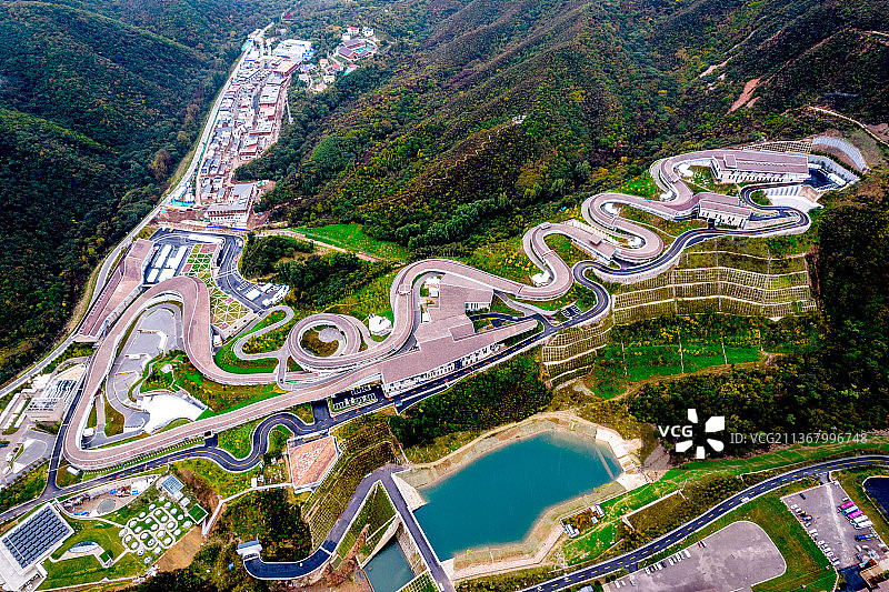 2022北京冬奥会和冬残奥会延庆赛区：国家雪车雪橇中心,无人机航拍，白云从镜头前飘过图片素材