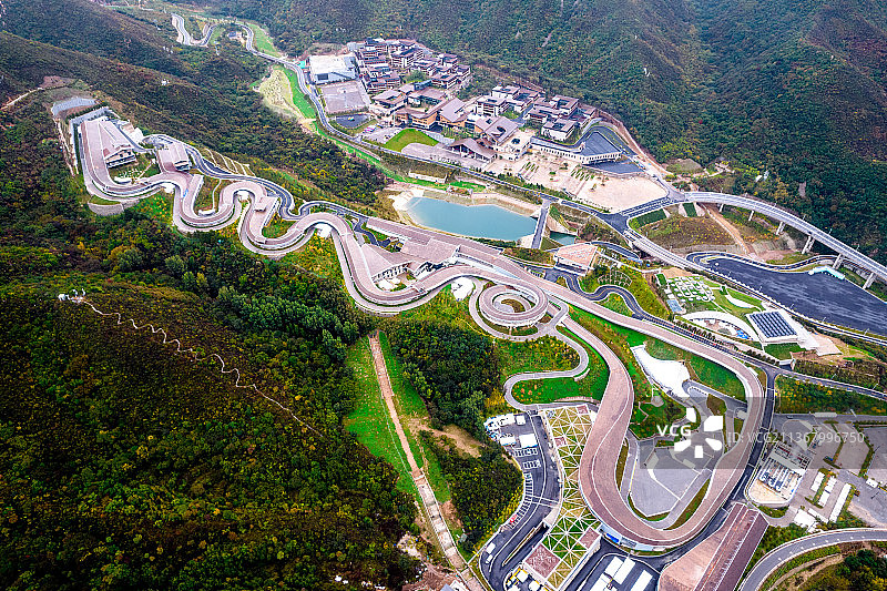 2022北京冬奥会和冬残奥会延庆赛区：国家雪车雪橇中心,无人机航拍，白云从镜头前飘过图片素材