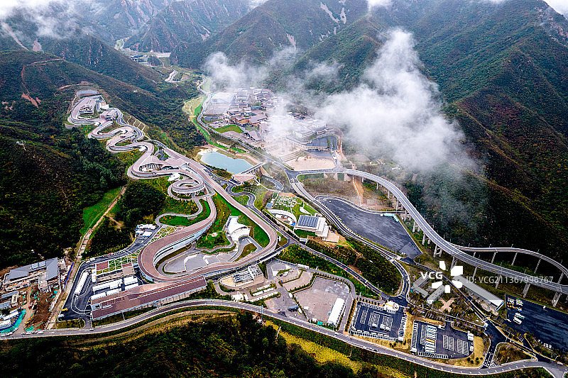 2022北京冬奥会和冬残奥会延庆赛区：国家雪车雪橇中心,无人机航拍，白云从镜头前飘过图片素材