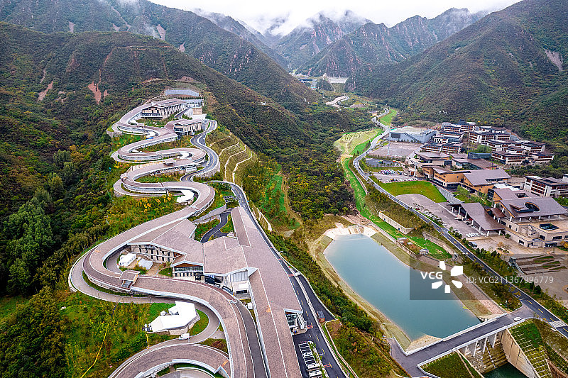 2022北京冬奥会和冬残奥会延庆赛区：国家雪车雪橇中心,无人机航拍，白云从镜头前飘过图片素材