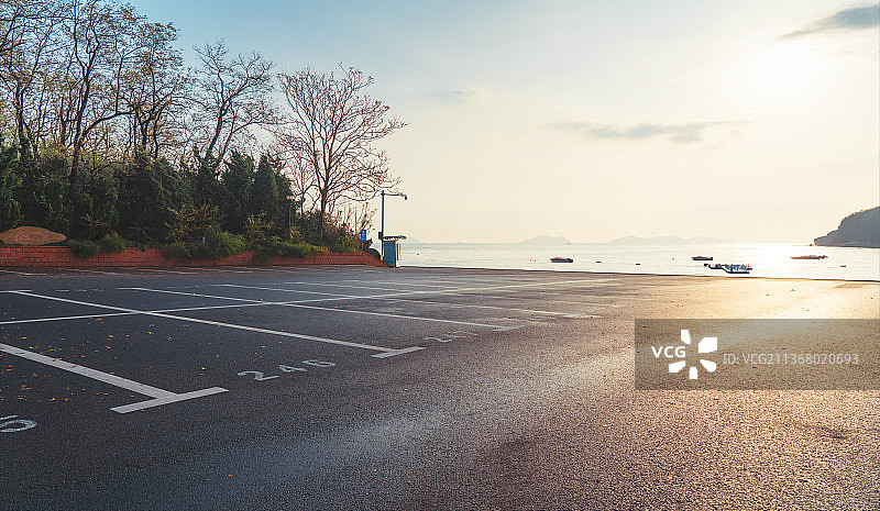 雨后早晨海边的停车场图片素材