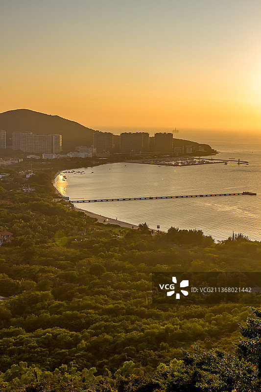 三亚鹿回头公园景区 俯瞰海湾 半山半岛 复地鹿岛 日落黄昏图片素材