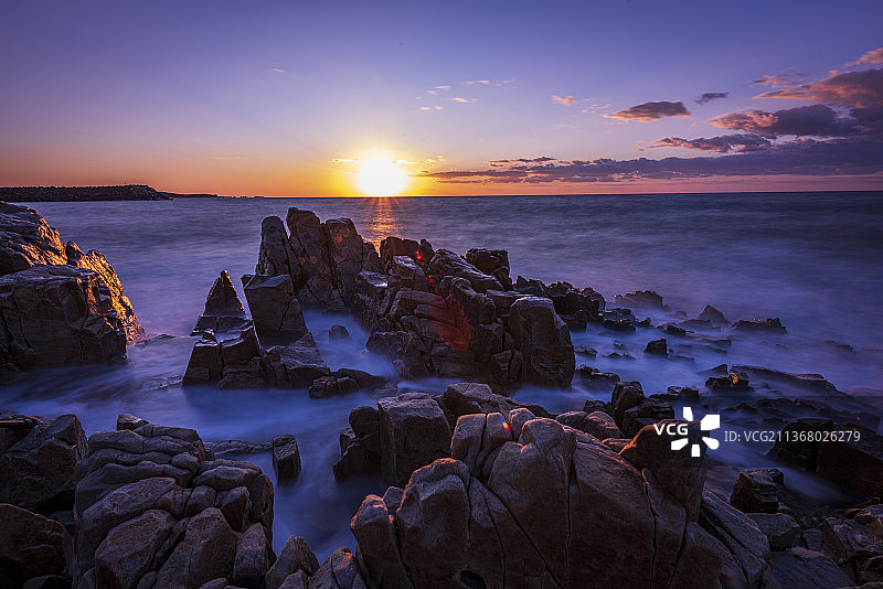 夕阳下的海岸线图片素材