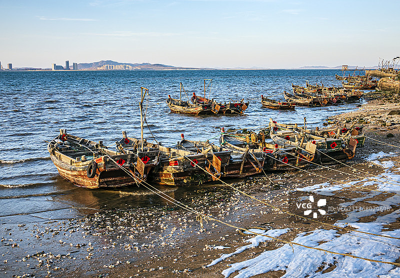 青岛即墨海边的渔船图片素材