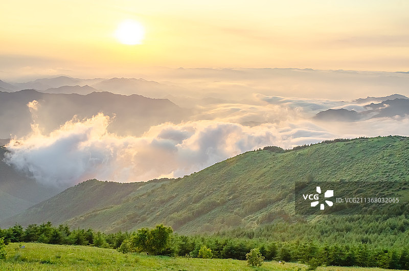 中国河北省张家口市，著名旅游景点，海坨山风景区，山顶的一望无际的云海图片素材