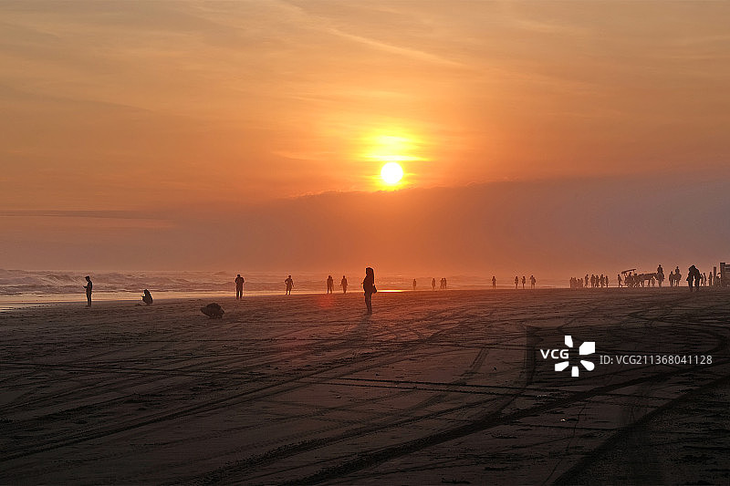 海滩日落轮廓，日落时分海滩对天空的景色，印度尼西亚图片素材