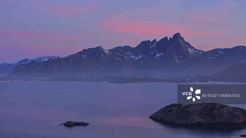 挪威诺德兰郡山海日出图片素材