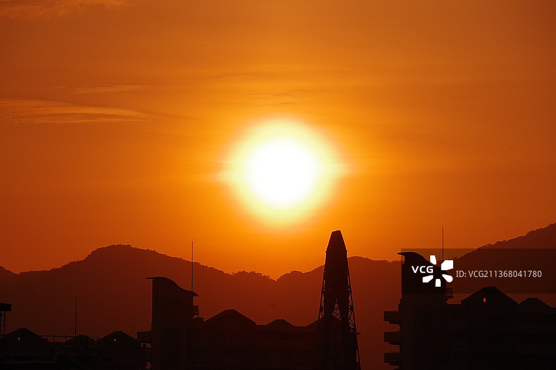 日落时建筑物在天空下的剪影图片素材