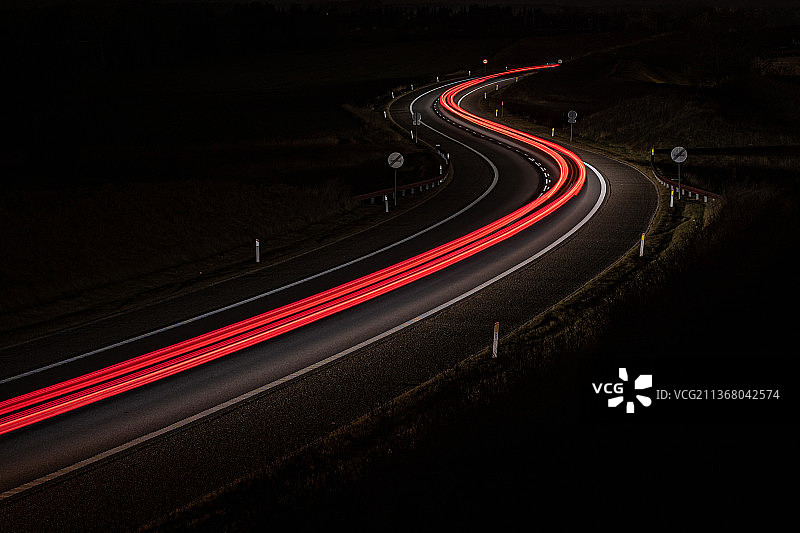 红色S形曲线光轨，夜晚公路图片素材