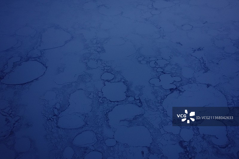 冰坑，冰冻水面的全画幅照片图片素材