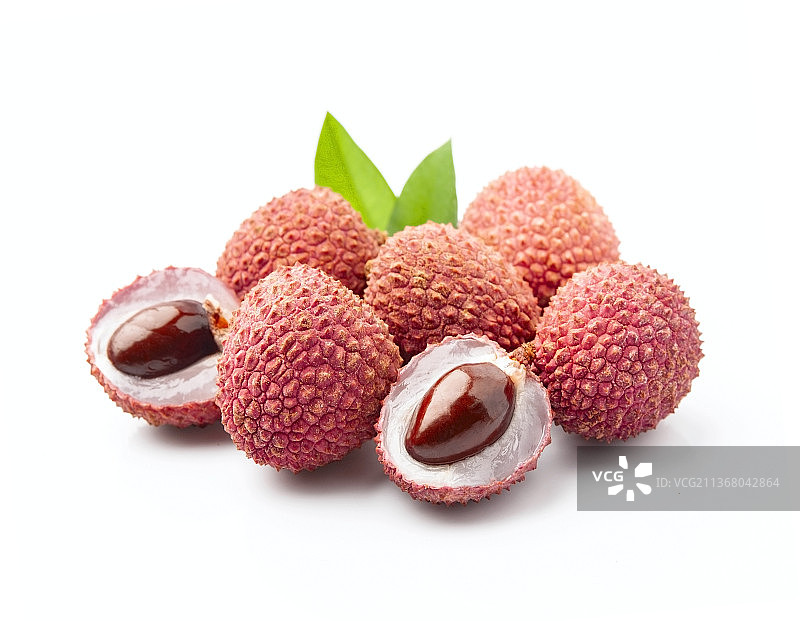 白色背景上的荔枝果实与树叶图片素材