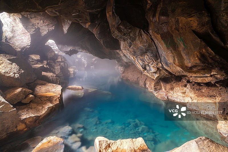 冰岛东北部地区的洞穴岩层风光图片素材