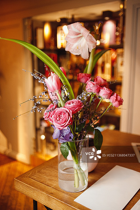 摆满鲜花、玻璃杯和葡萄酒的酒吧图片素材