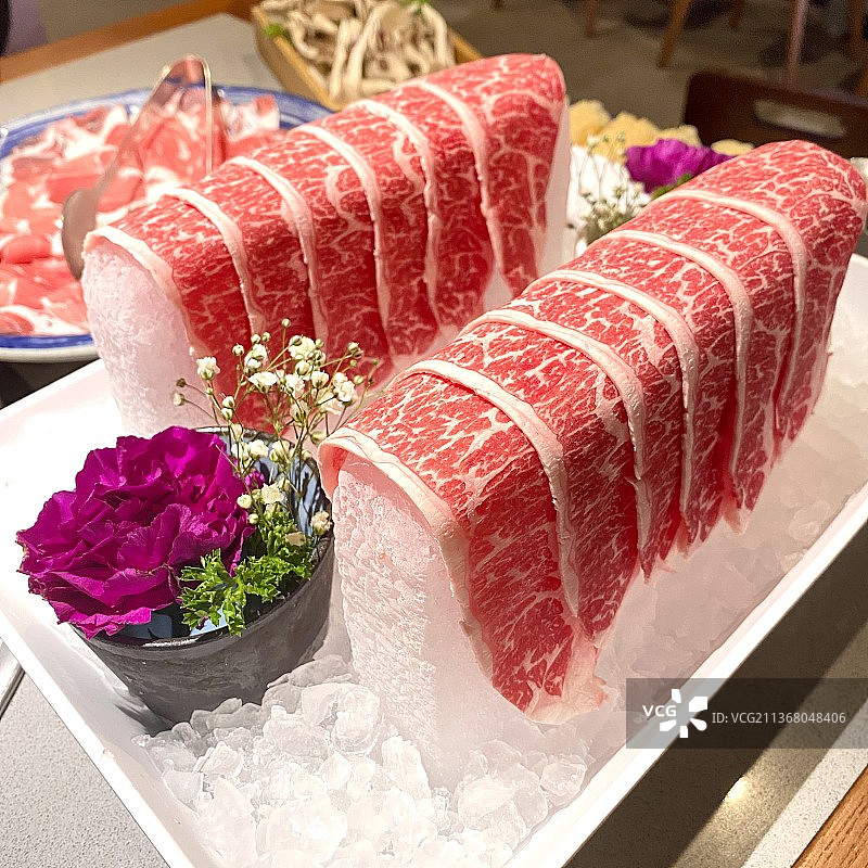 火锅店里的安格斯牛肉图片素材