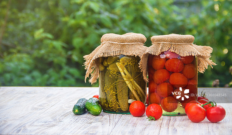 罐装番茄黄瓜保鲜特写图片素材