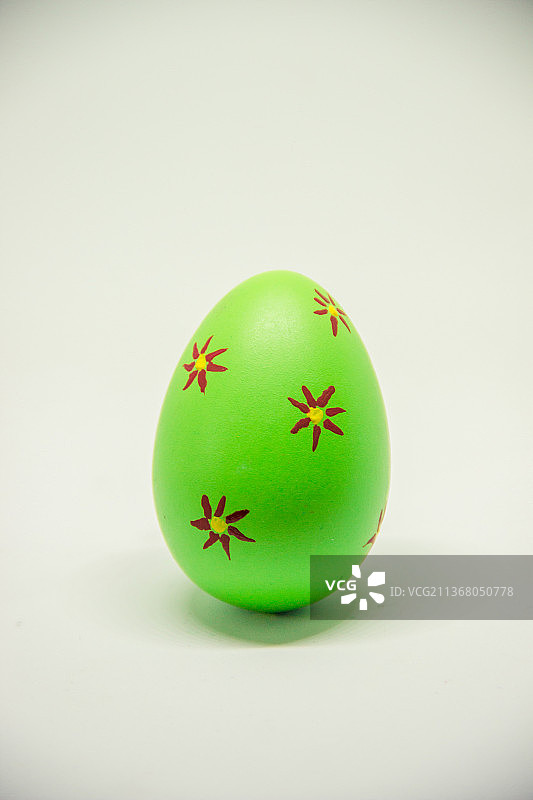 白色背景上手工制作的完美复活节彩蛋图片素材