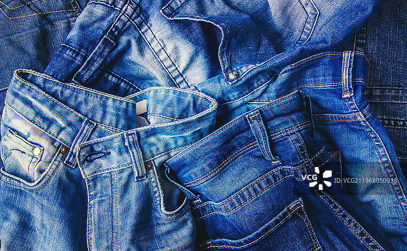 时尚的牛仔服装购物图片素材