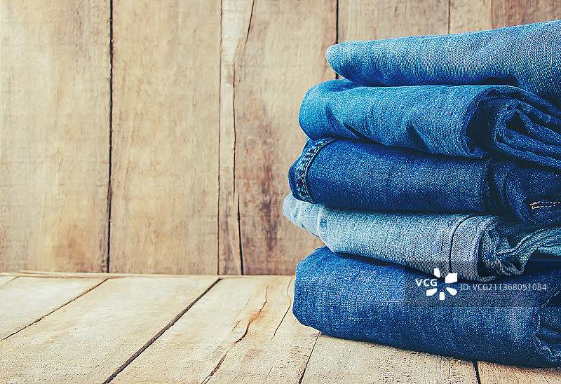 时尚的牛仔服装购物图片素材