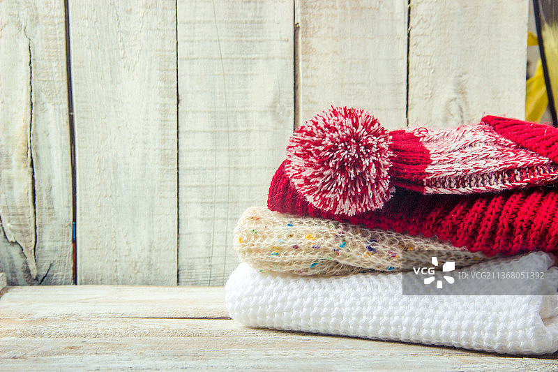 木质背景上的温暖冬装，选择性聚焦图片素材