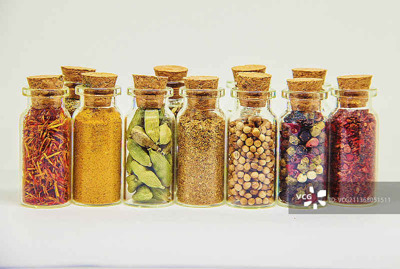 木制背景上的罐装香料，选择性聚焦图片素材