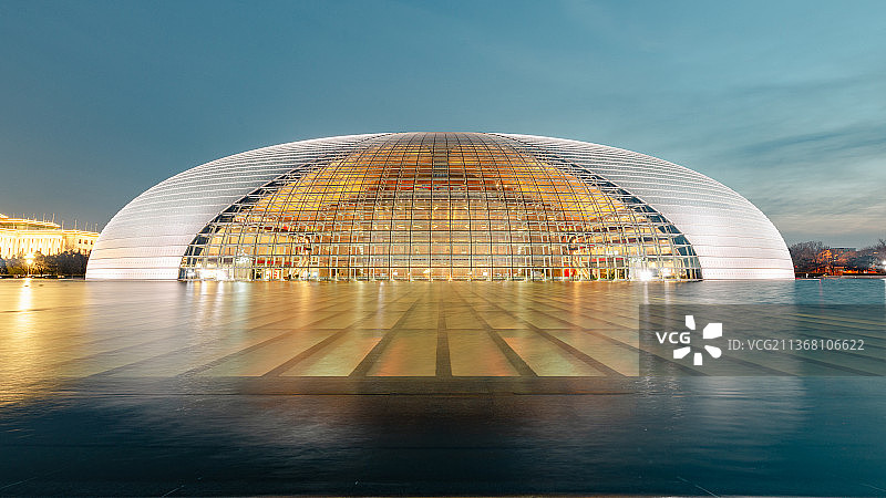 傍晚中的国家大剧院图片素材
