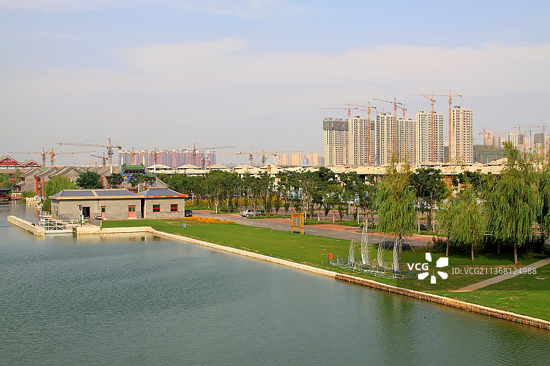 河北丰南惠丰湖畔未完工的建筑图片素材
