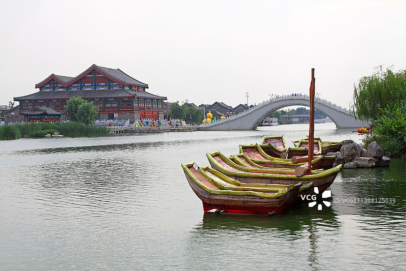河北丰南惠丰湖公园游船图片素材