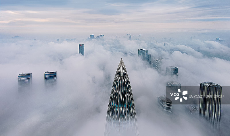 深圳后海平流雾中的建筑群图片素材