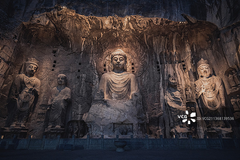 夜游龙门石窟，佛光普照图片素材