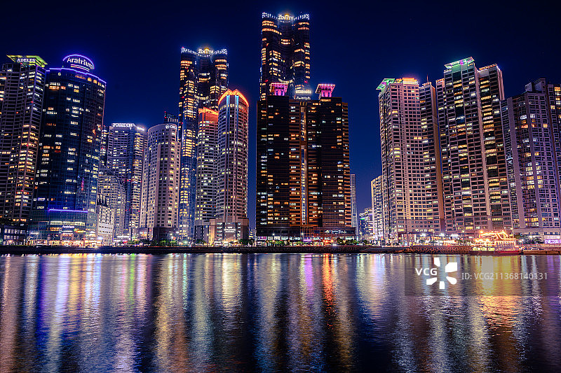 韩国釜山城市夜景：璀璨灯光下的建筑群图片素材