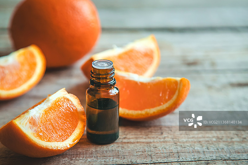小瓶装橙色精油图片素材