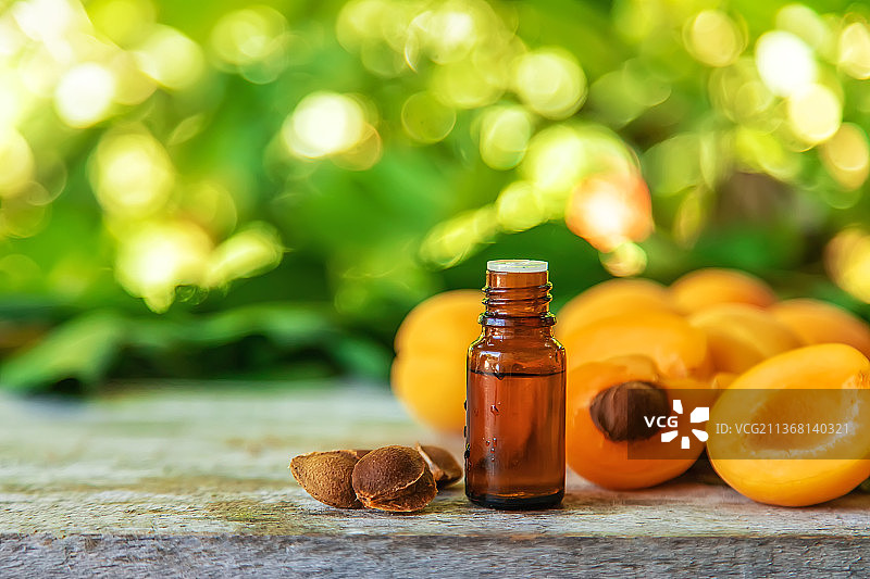 瓶装杏仁油，选择性聚焦图片素材