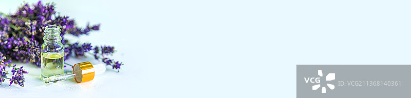 薰衣草精油瓶（选择性聚焦）图片素材