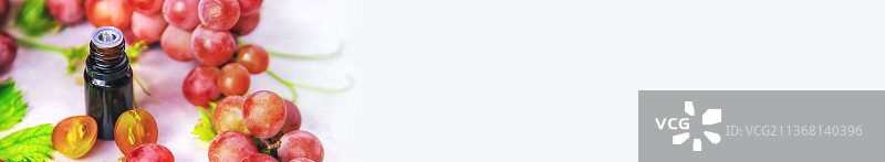 瓶装葡萄籽油特写图片素材